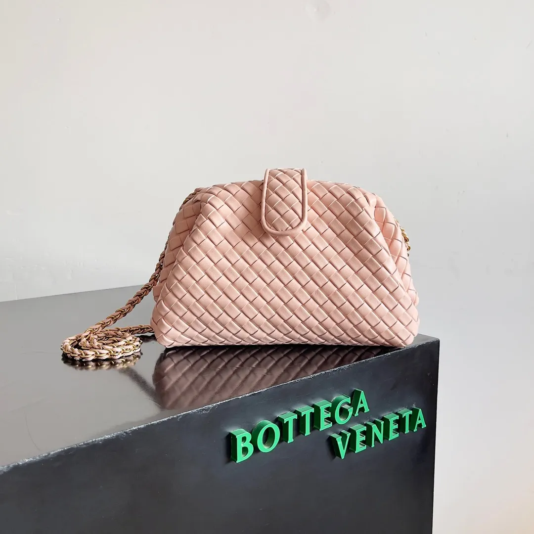 Batch 1880 BOTTEGA VENETA LAUREN 1980 small clutch bag is new! The small size that many people squat on is finally here. The self-adjustable zipper is a highlight of this bag. After being removed, it can be used as a handbag for important occasions. One bag unlocks two carrying methods at the same time. It is practical and has a unique sense of structure and beautiful lines. It is more elegant than a small cloud. It is a tribute to the classics and the pursuit of modernity. Style number: 804038 Size: 27*15*8cm
